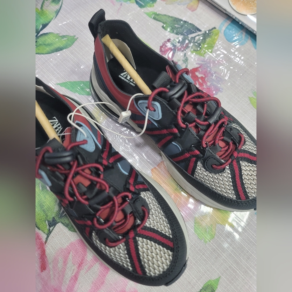 Zara boy brand new sneaker dark gray and burgundy size 13.5